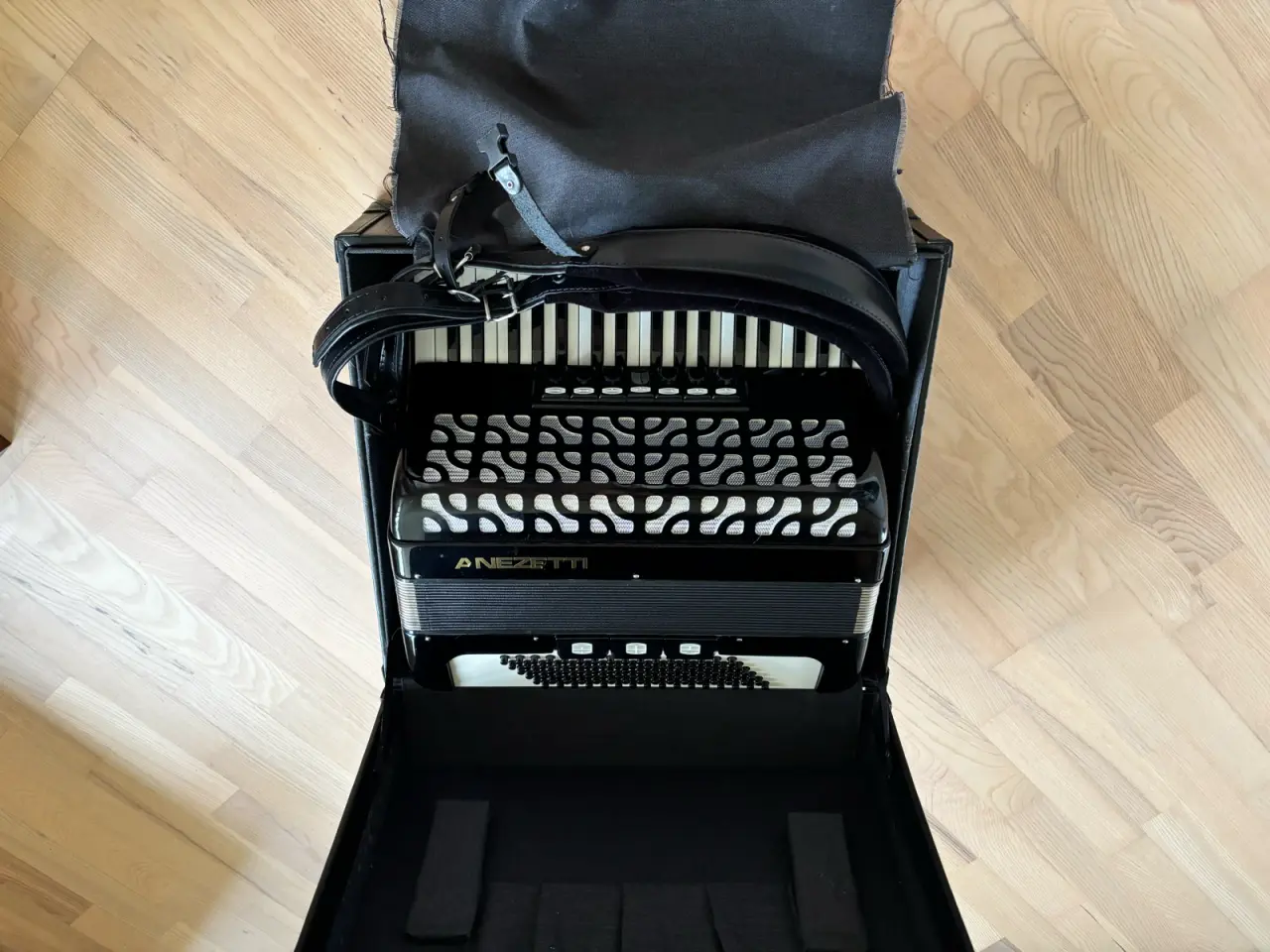 Billede 3 - Sort Accordi harmonika med klaviatur 