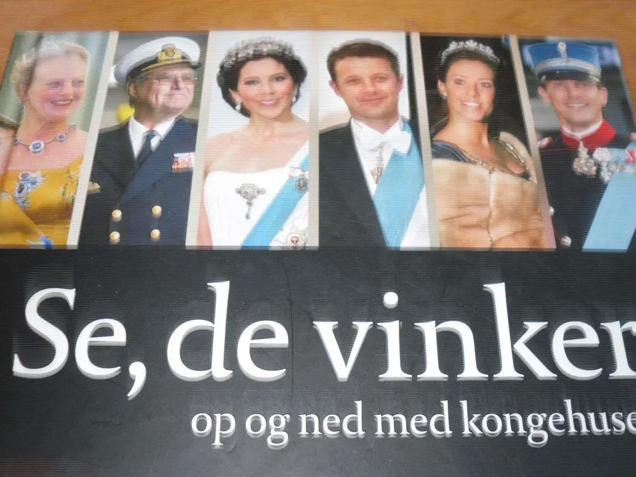 Billede 1 - SE, DE VINKER. Op og ned med kongehuset.