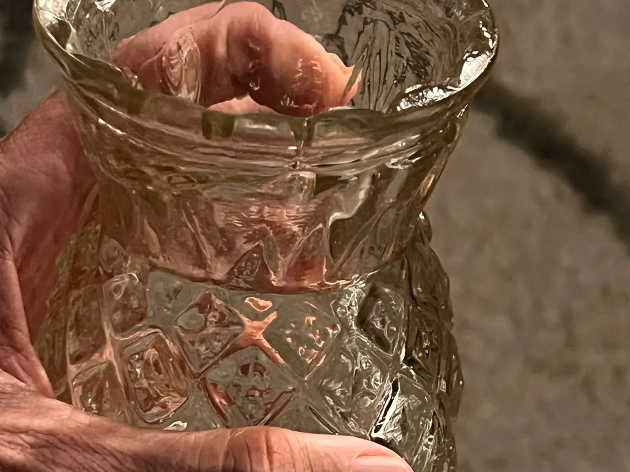 Billede 2 - Smuk vintage ananasvase i presset glas 🍍