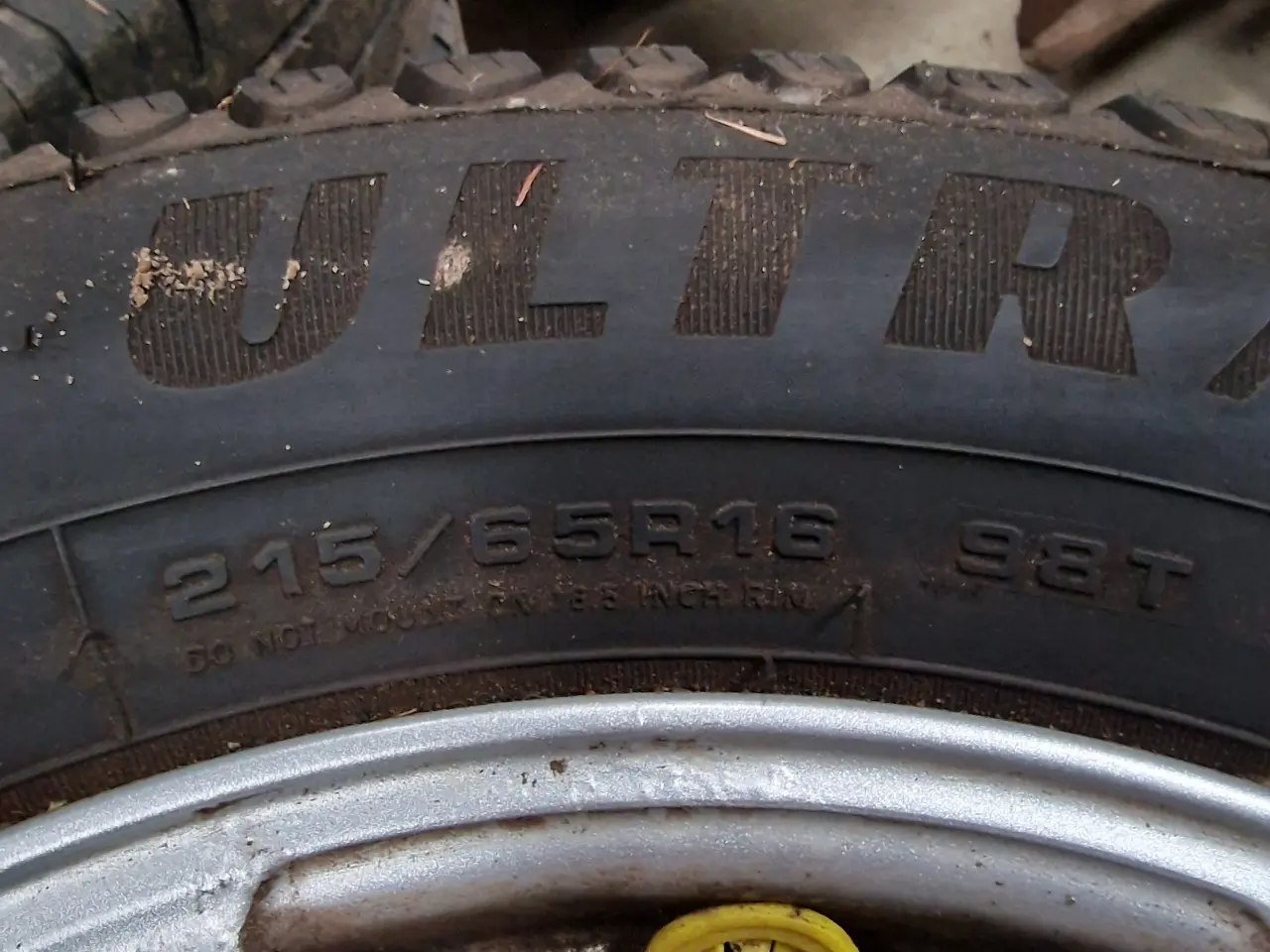 Billede 2 - Pigdæk 215/65r16 98T