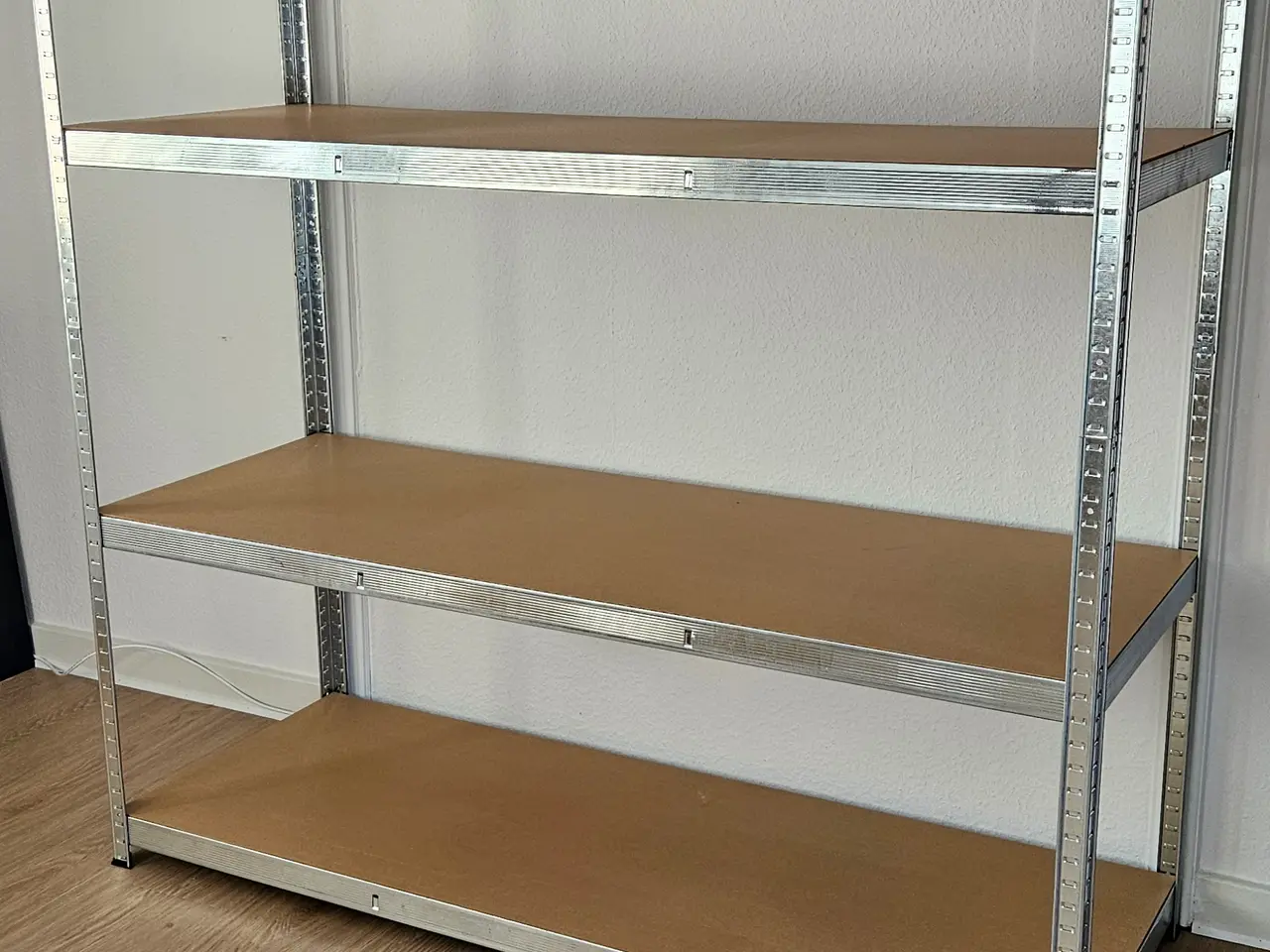 Billede 3 - Solid reol med fine hylder