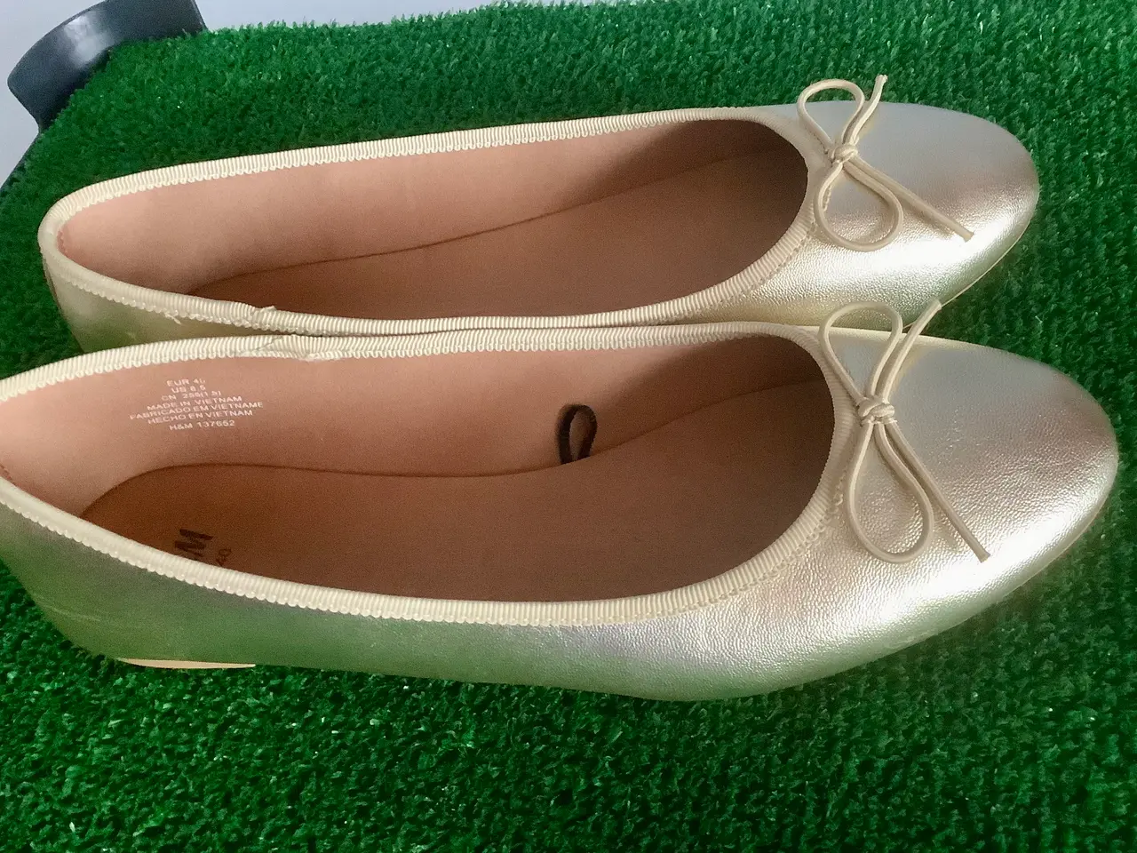 Billede 2 - Guld ballerina fra H&M.