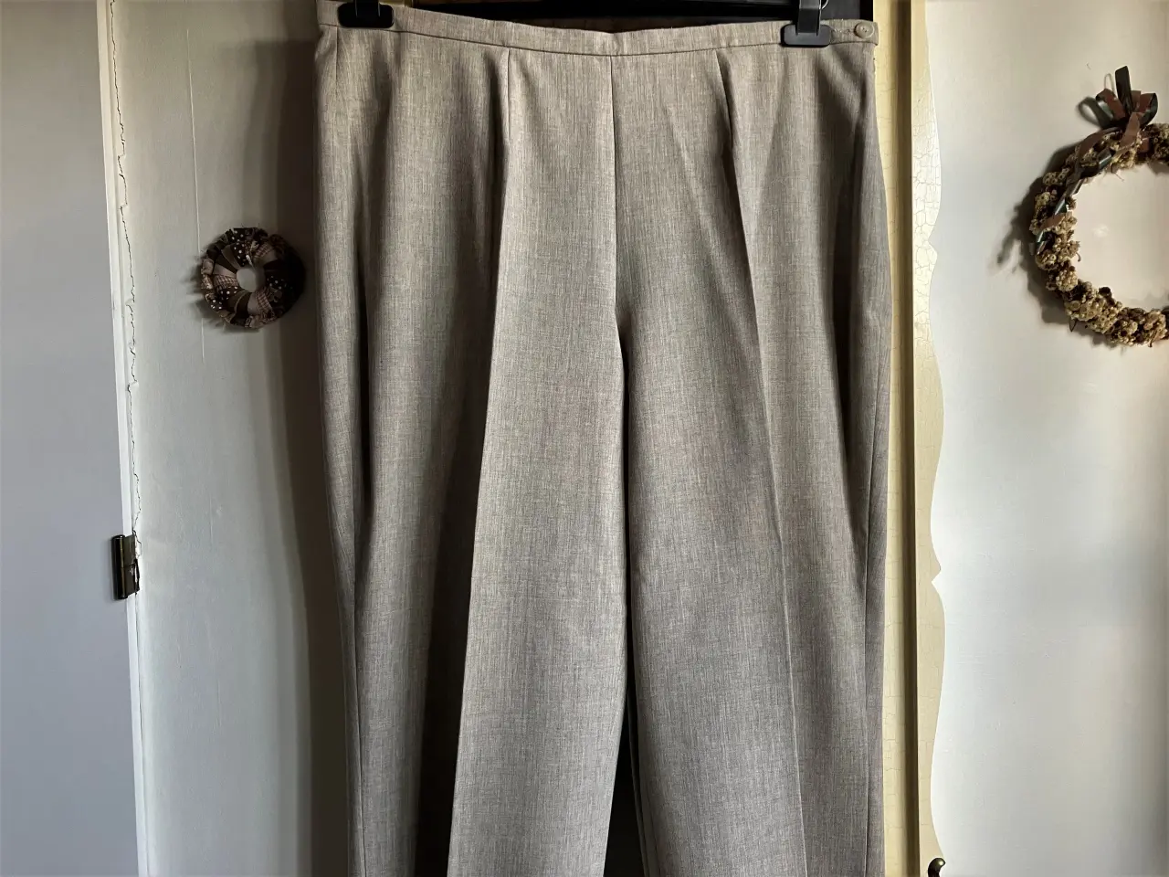 Billede 1 - Lys beige lange bukser, str. 46, helt nye