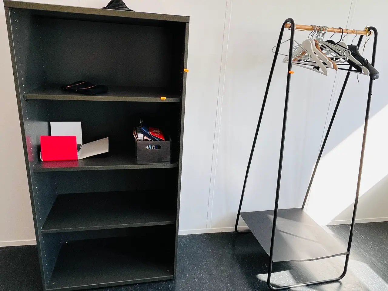 Billede 1 - Skab samt tøjstativ