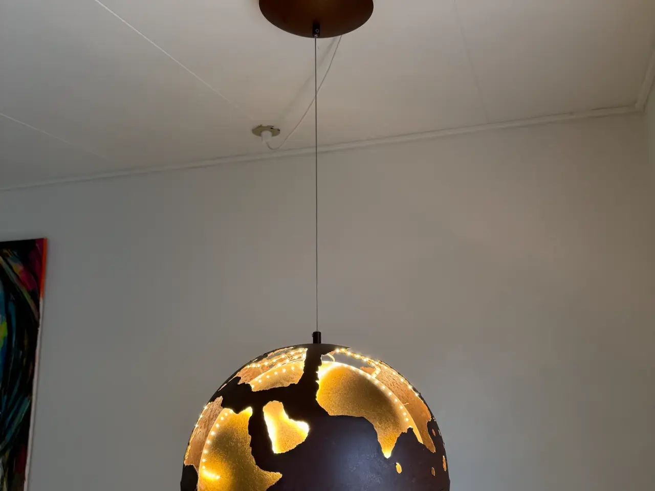 Billede 6 - Globus lampe i metal med guld og LED lys