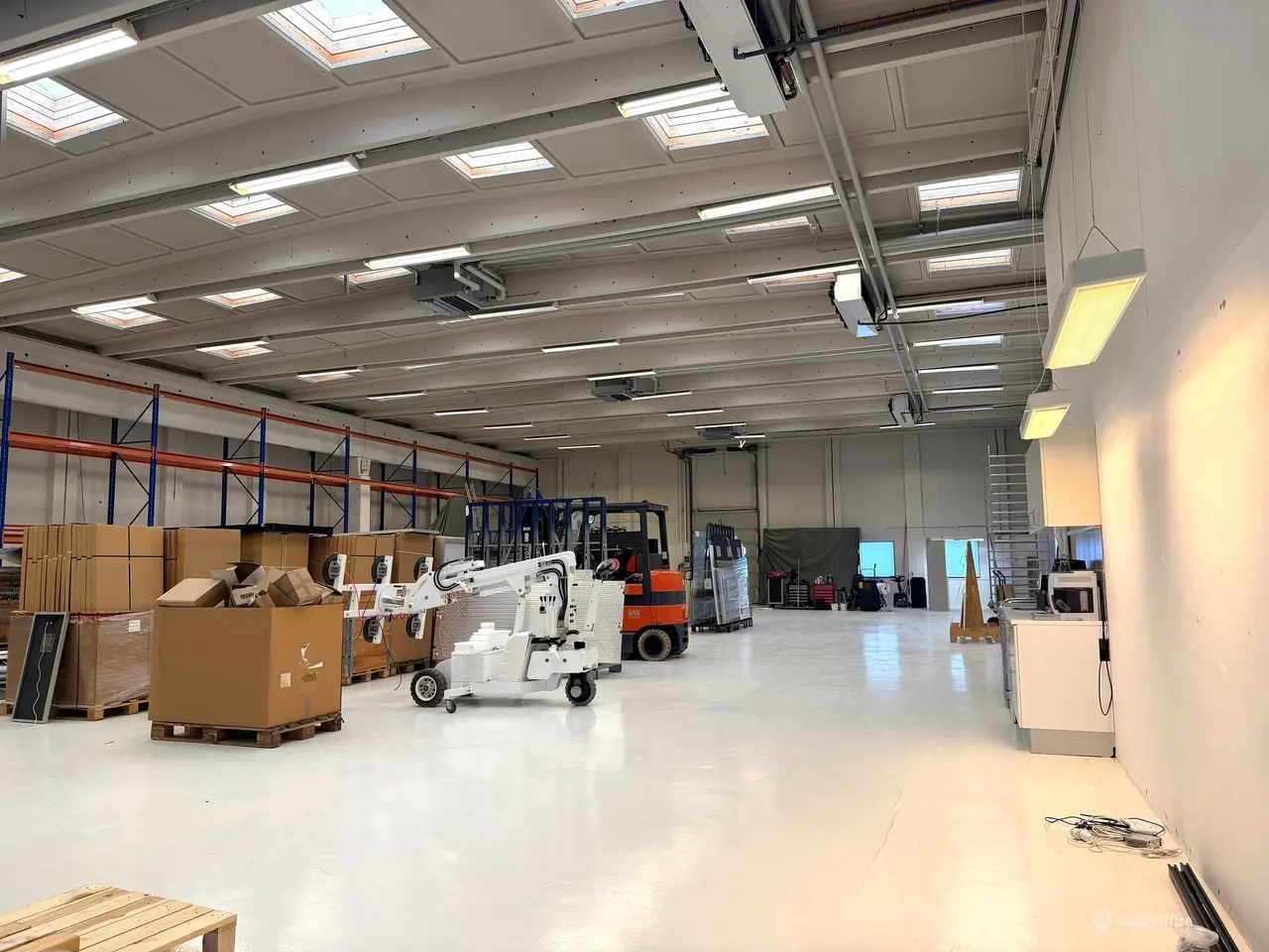 Billede 3 - 813 m² højloftet lagerhal på indhegnet grund