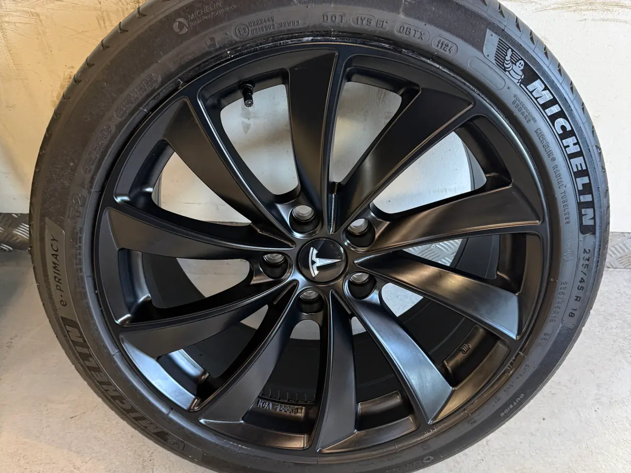 Billede 5 - Nye 18” Tesla 3 fælge med Michelin e primacy