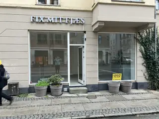 Pæn istandsat butik ved indkørsel til spinderiet