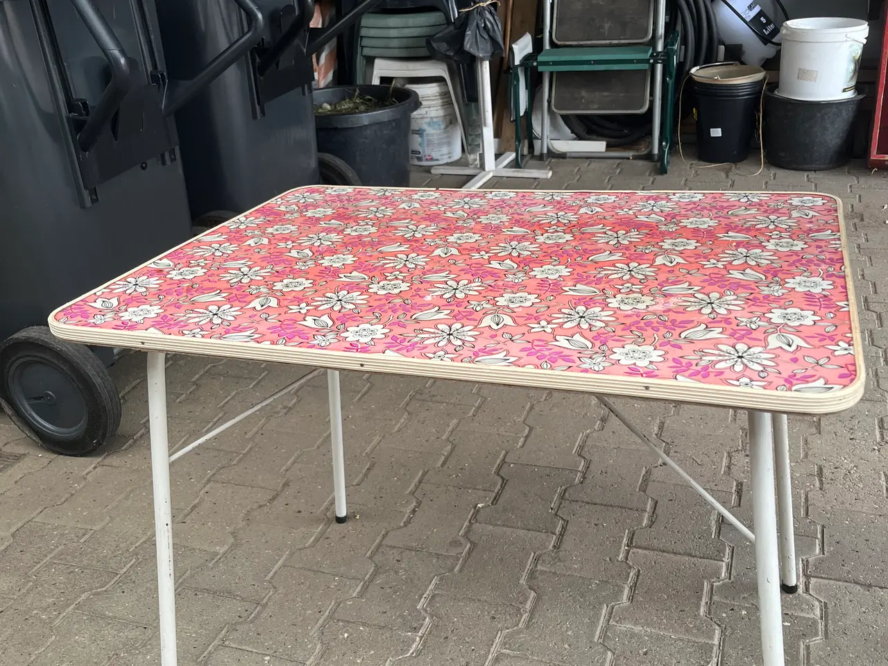Billede 1 - Retro bord med blomster og stribet stol