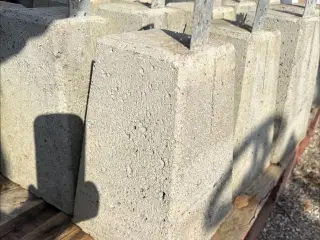 Stolpebære beton mål. 35 cm. Lang