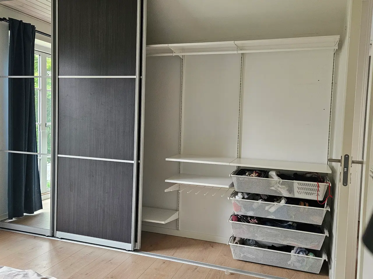 Billede 1 - komplet skydedørsgarderobe med indretning