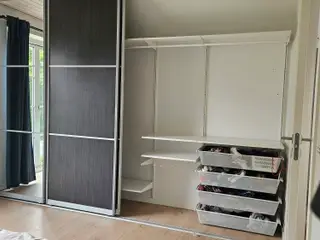 komplet skydedørsgarderobe med indretning