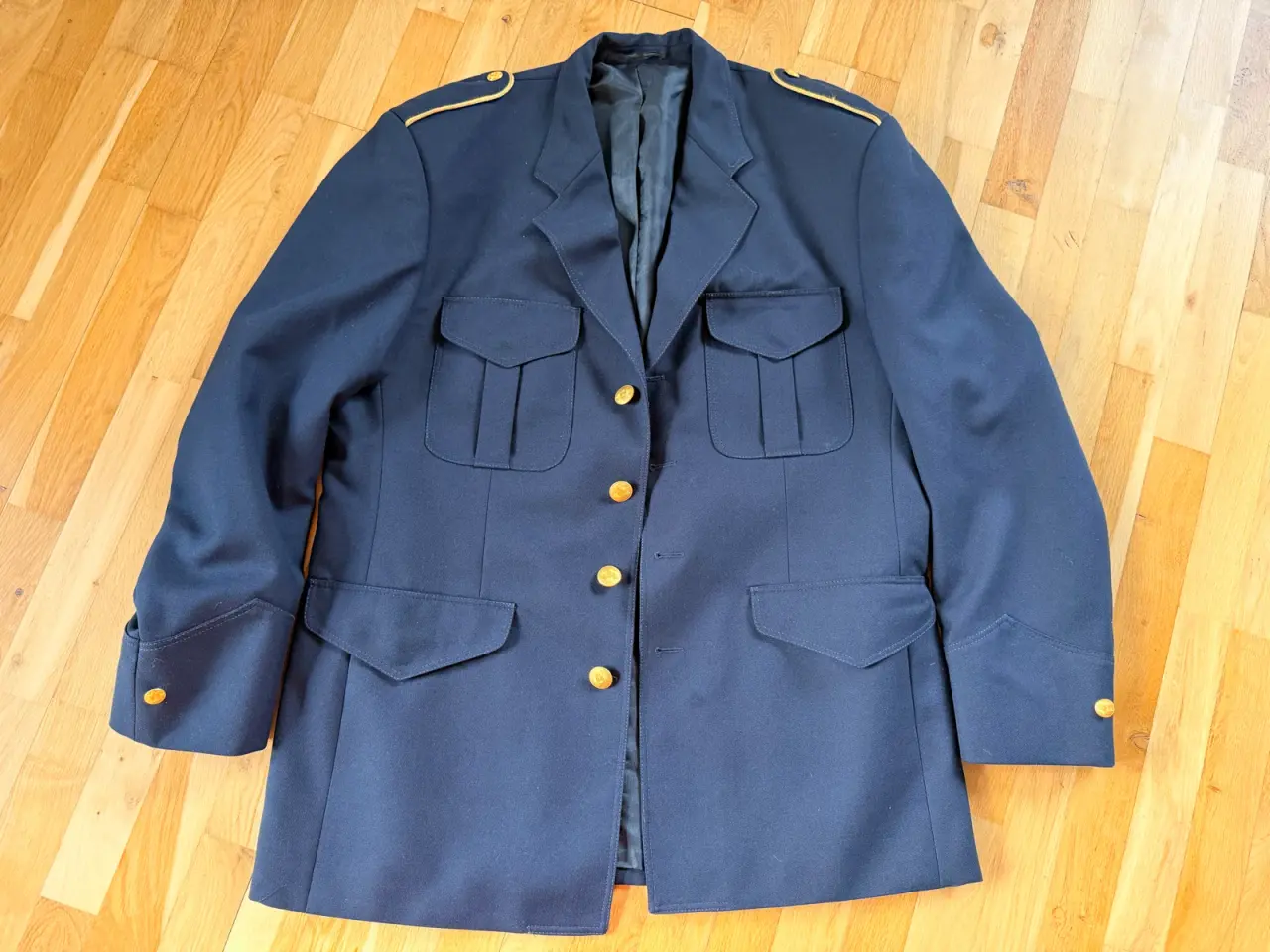 Billede 1 - Mørkeblå uniform jakke med guldknapper
