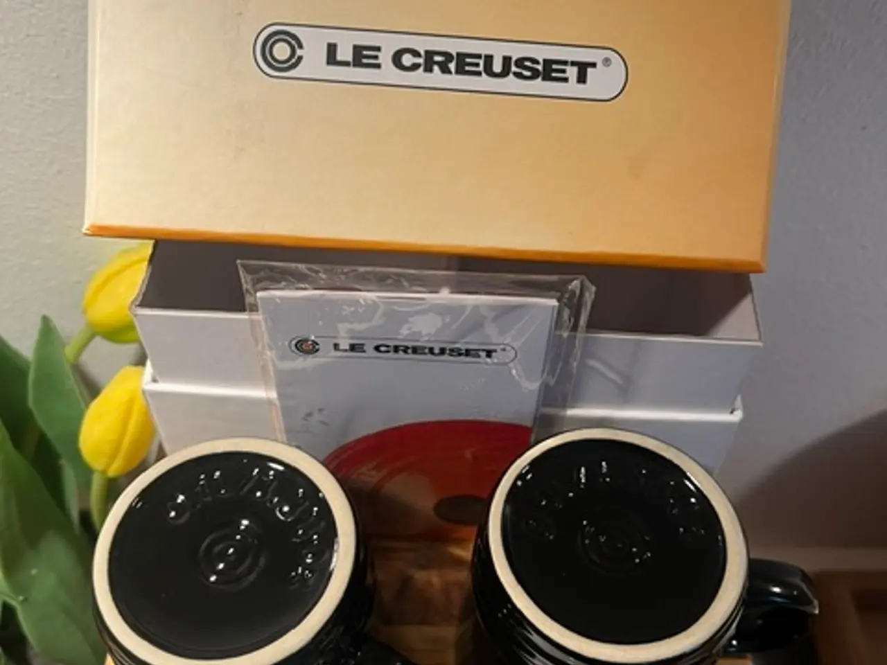 Billede 3 - 2 Le Creuset sorte krus–som nye i original æske