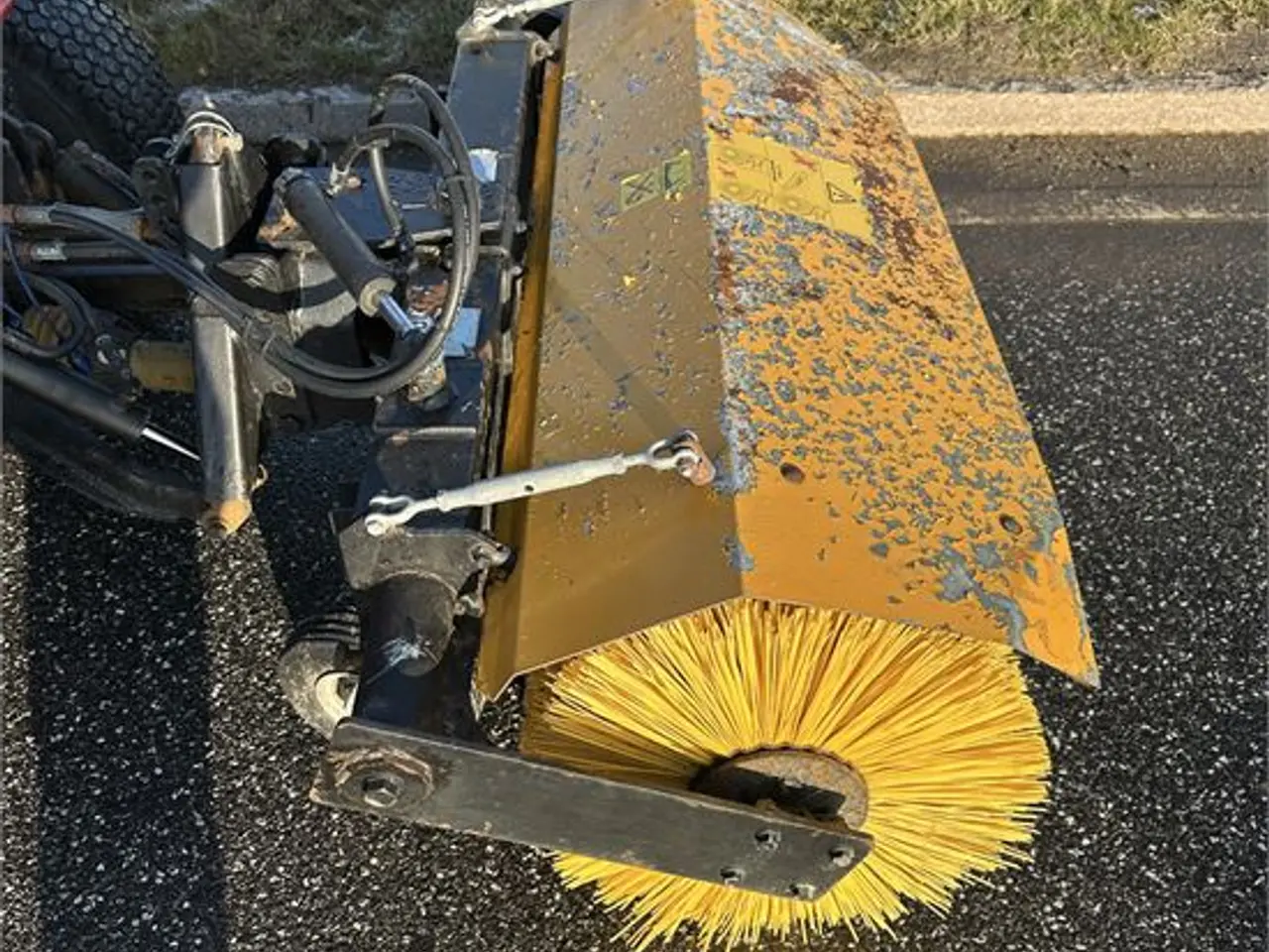 Billede 29 - Massey Ferguson 1523 -Only 375 hours With broom and salt spreder