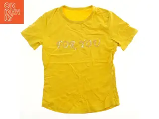 Gul T-shirt med tekst (str. 40x53 cm)