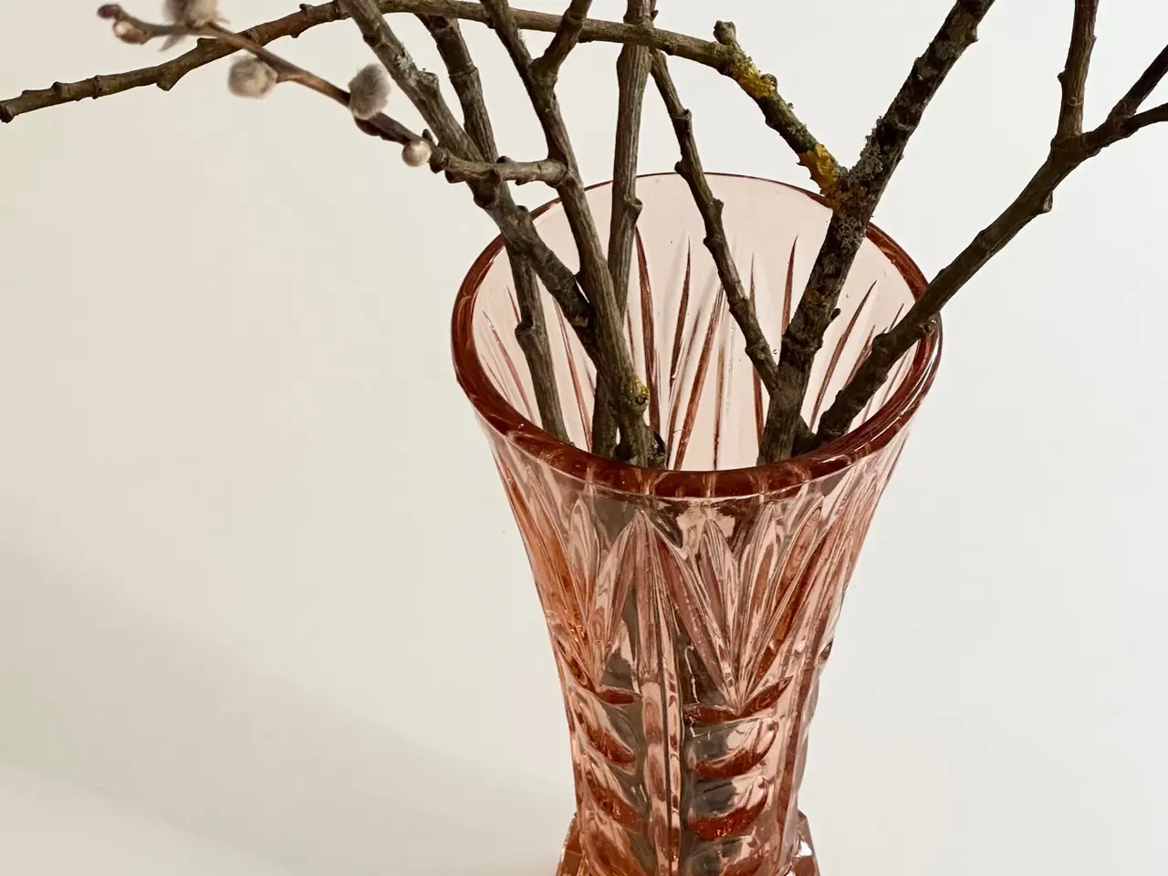 Billede 1 - Laksefarvet vase, presset glas