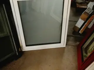 NYT SDEHÆNGT VINDUE MAT GLAS 87,8x 100,8 KR 2200