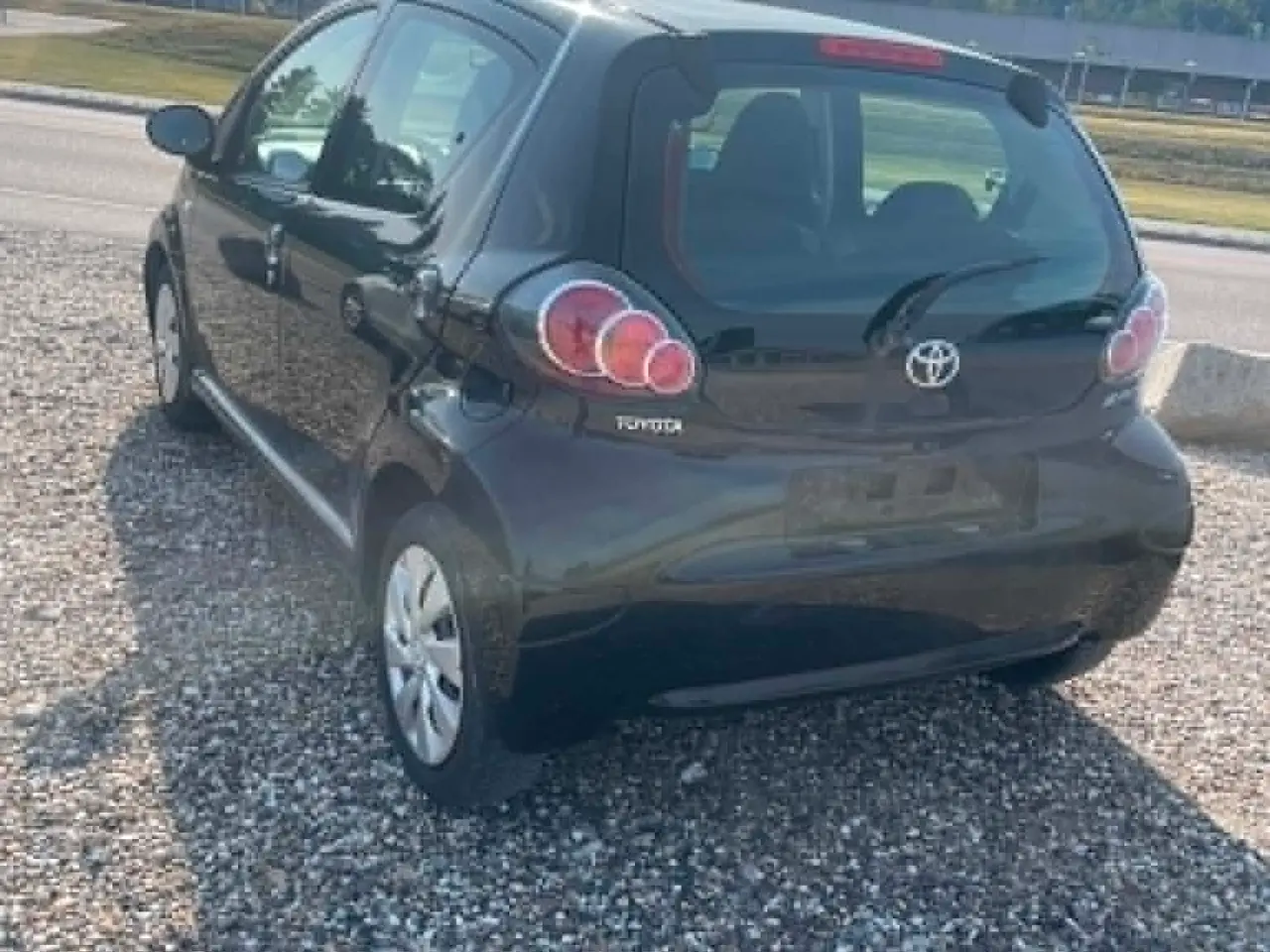 Billede 2 - Nysynet aygo med få km