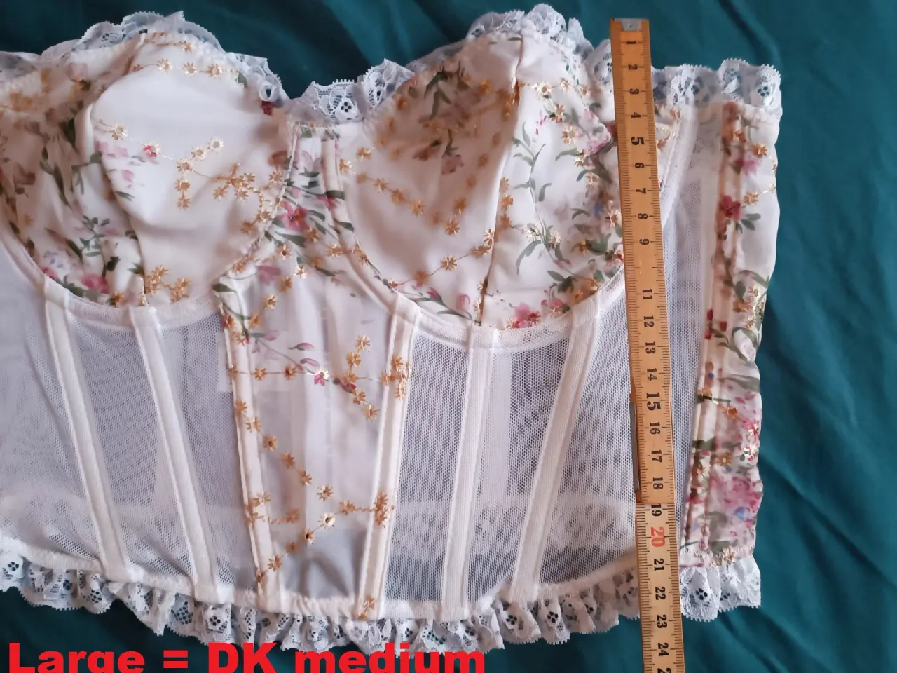 Billede 4 - Bustier top med applikation, small OG medium