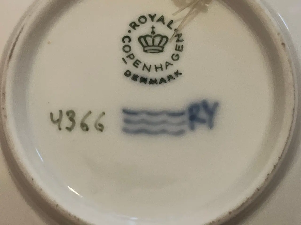 Billede 4 - 2 stk Royal Copenhagen vægplatter - isbjørn og kajakker