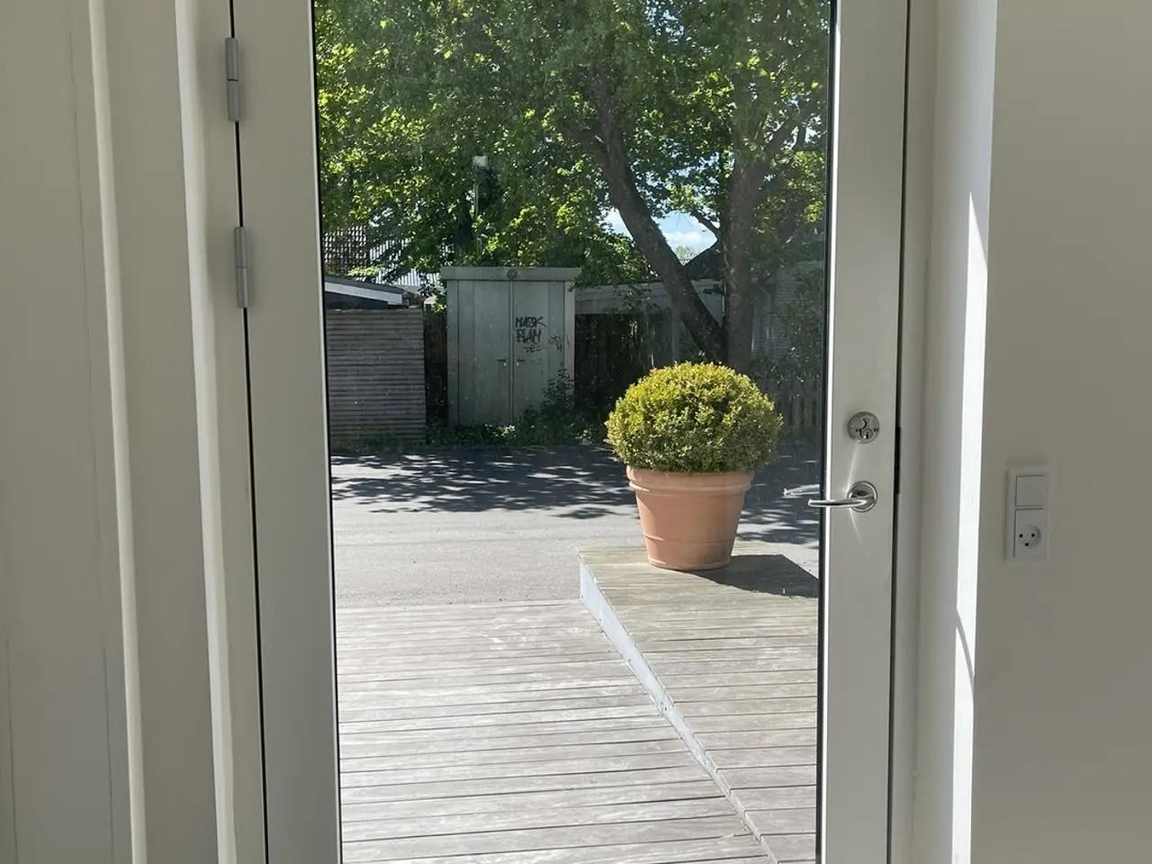 Billede 5 - Central facadebutik med terrasse og store fællesarealer.