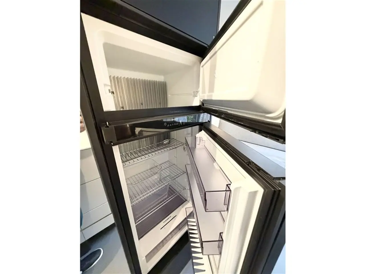 Billede 19 - 2022 - Adria Astella 754 DP Queensbed-Alde-Gulvvarme-El Thule markise