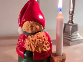 Dansk nisse i rødler.
