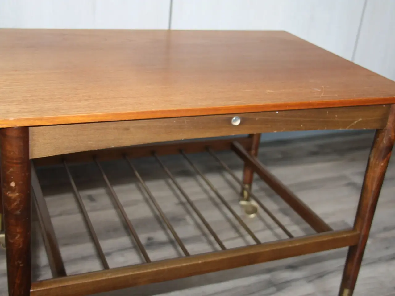 Billede 3 - Super flot teak træ tv/side bord med hjul defekt
