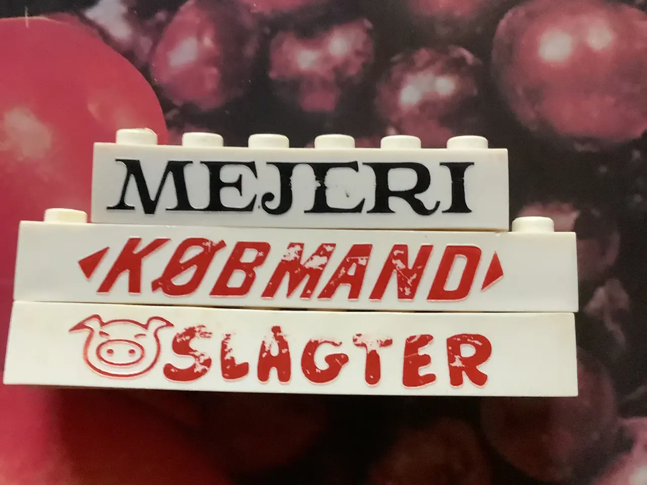 Billede 1 - 3 Lego-klods-facadeskilte. Giv bud.
