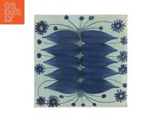Dekorativt flise med blomstermotiv (str. 15x15 cm) fra Aluminia