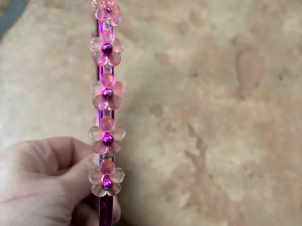 Billede 2 - Pink hårbøjle med lyserøde blomsterperler