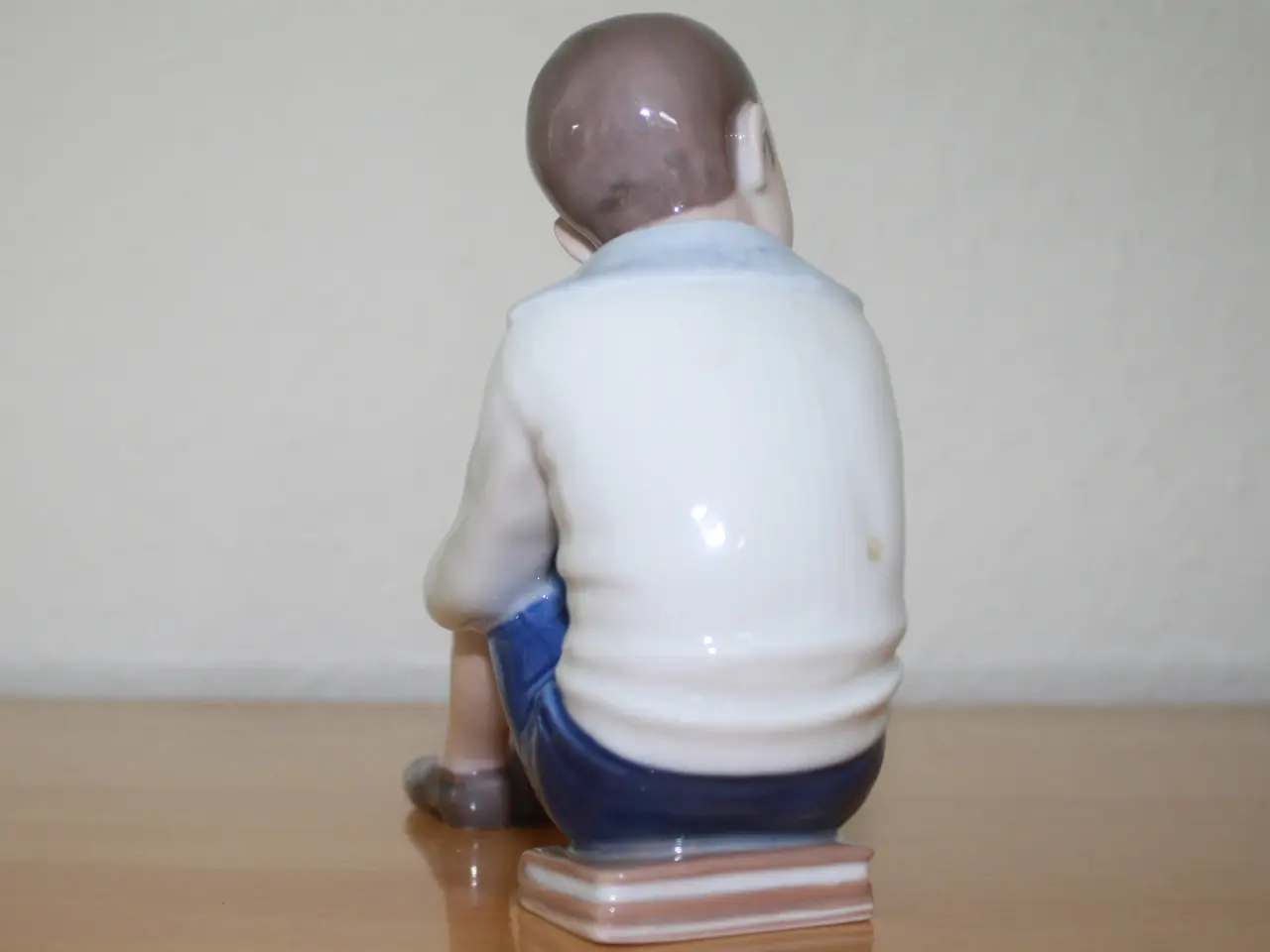 Billede 6 - Dreng, der sidder på bøger, figur fra B & G