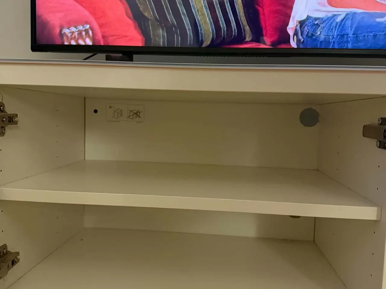 Billede 3 - Tv bord i hvid og lys træ