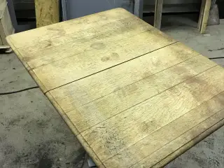 Lyst afsyret Eg-bord