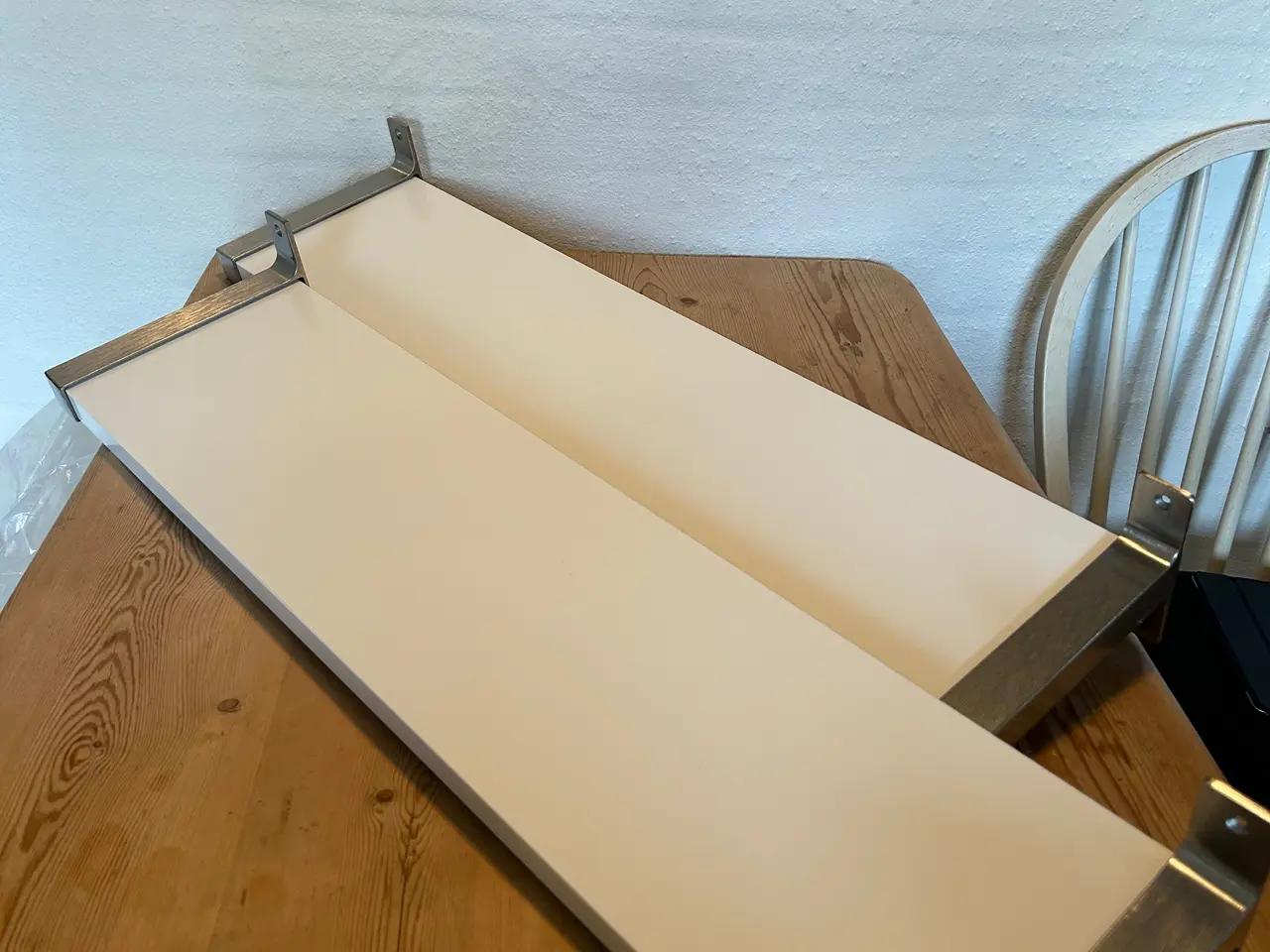 Billede 1 - 2 stk. Hvide hylder m/hyldeknægte IKEA