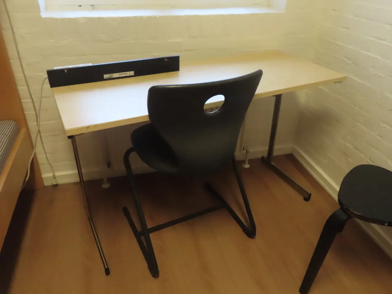 Billede 2 - Indhold på værelse af bord, køjeseng, skab mv.