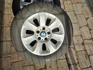 Gode vinterdæk med meget mønster på org. BMW fælge