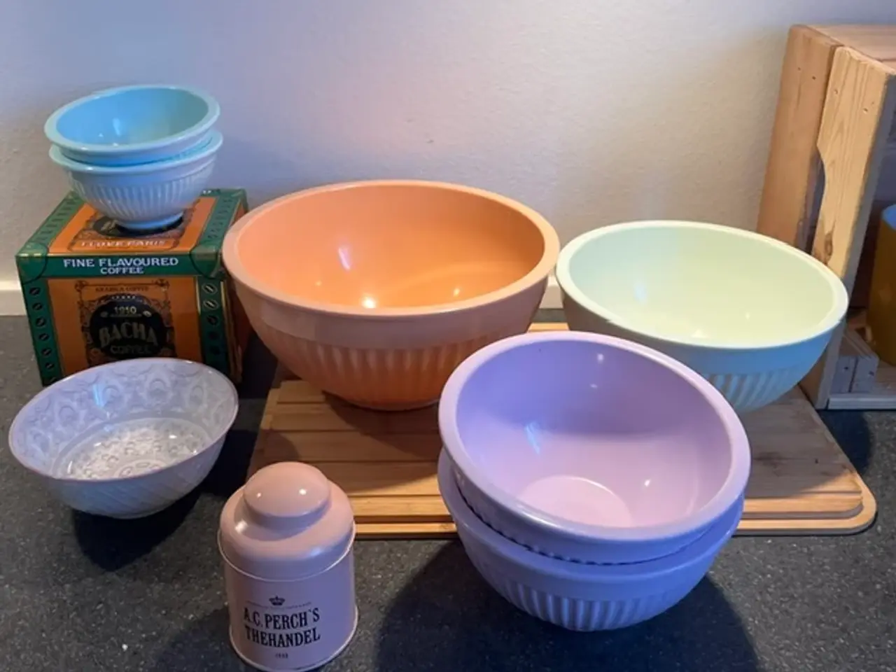 Billede 1 - Smukt pastelsæt: 6 kraftige melaminskåle+ 2 ting