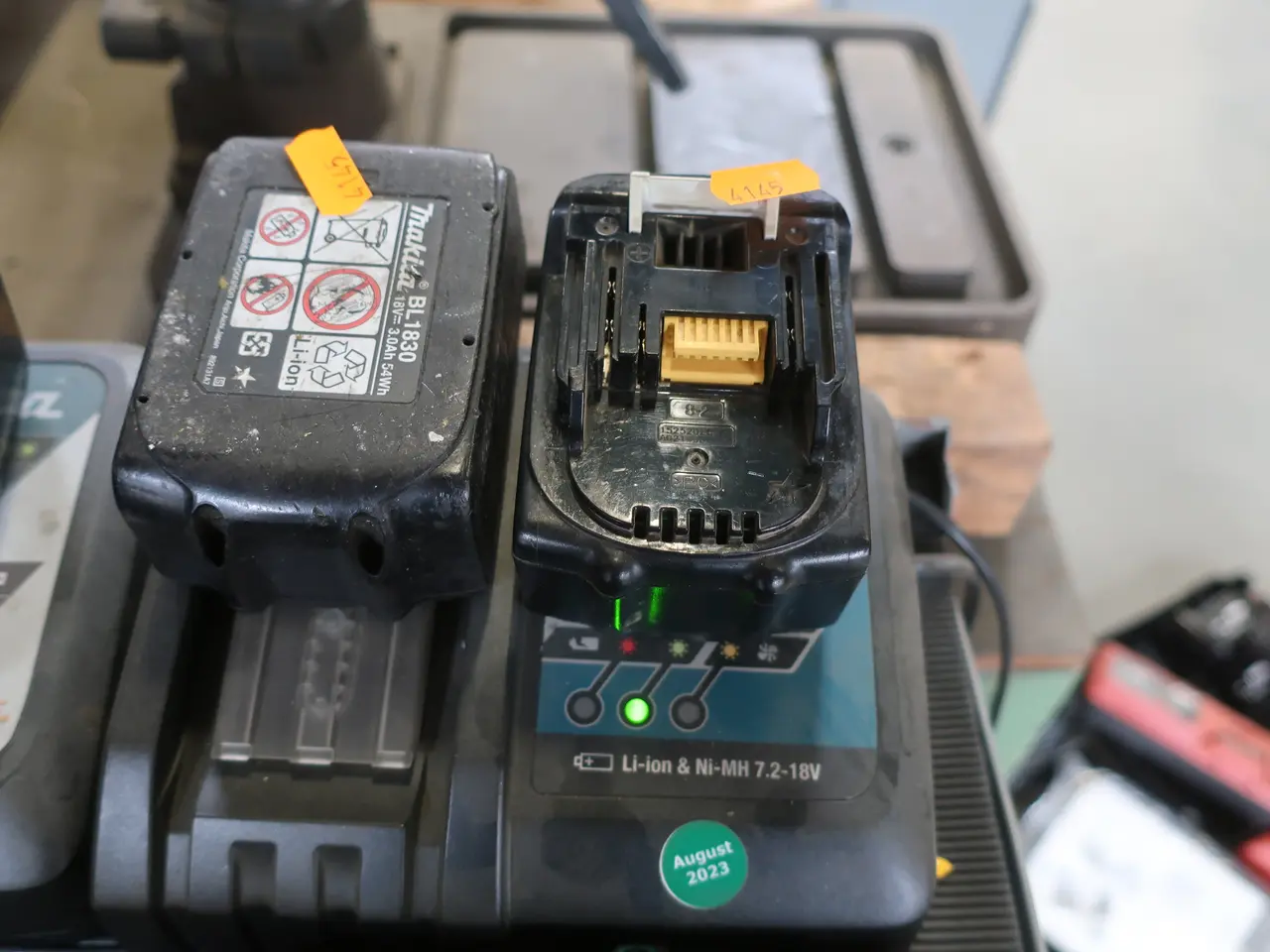 Billede 2 - Skruemaskine, 3 stk. batterier samt 1 stk. lader MAKITA