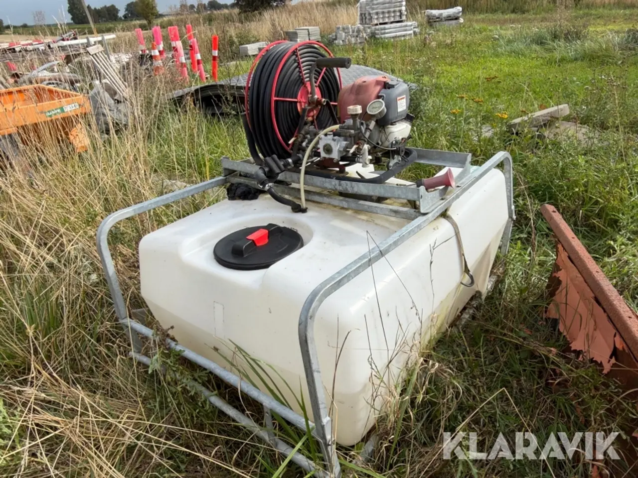 Billede 2 - Vandtank med pumpeanlæg og slangeopruller