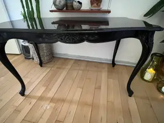Min sofabord i sort den har nogle ridser og benene