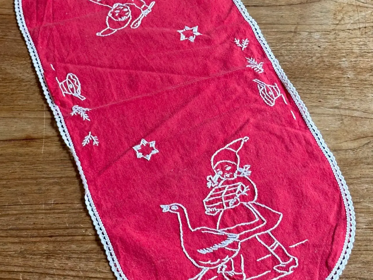 Billede 2 - Håndbroderet bordløber, 57 x 23,5 cm