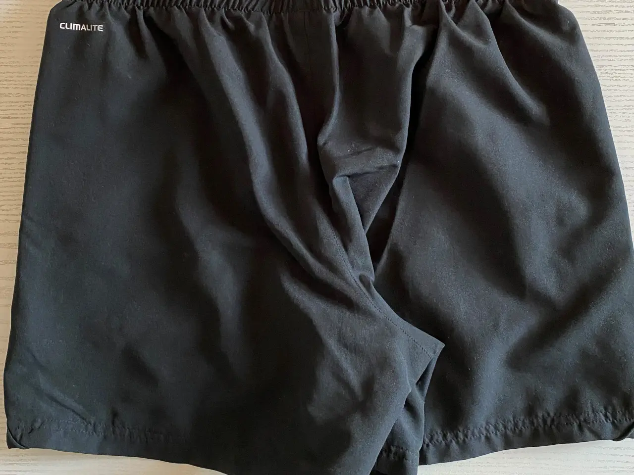 Billede 3 - T-shirt og shorts