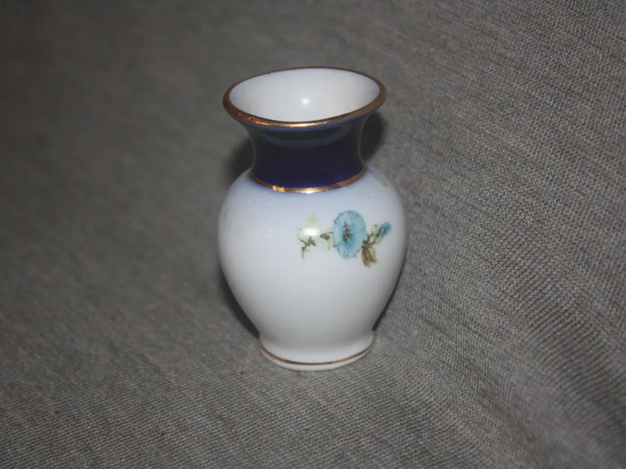 Billede 4 - Pilleæske i porcelæn samt lille vase