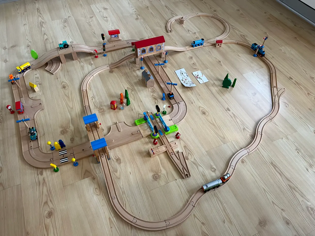 Billede 1 - Kæmpe tog- og bilbane i træ