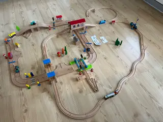 Kæmpe tog- og bilbane i træ
