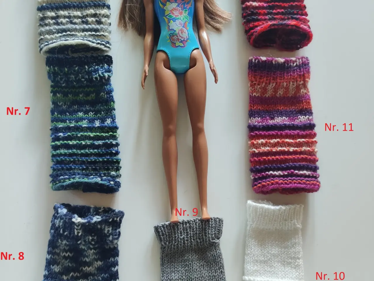 Billede 1 - Hjemmestrikkede Barbie kjoler. Flere farver