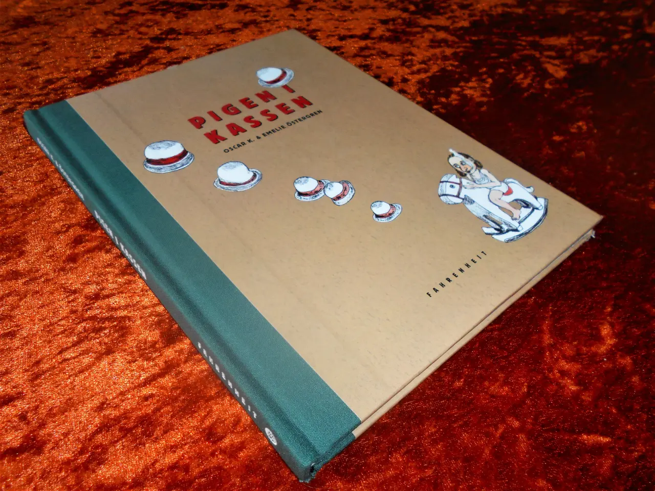 Billede 1 - Pigen i kassen, Oscar K