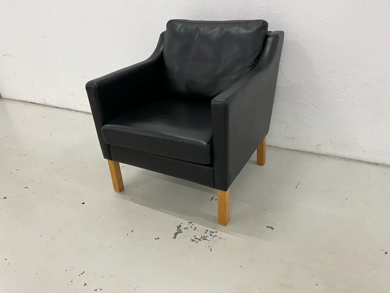 Billede 6 - Nielaus lounge stole i sort semi anilin læder.